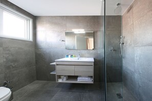 Standard Room, 1 Double Bed | Bathroom | Combined shower/tub, rainfall showerhead, free toiletries, hair dryer - Centrum Hotel (Nicosia)