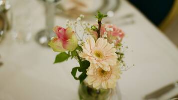 Une table mise avec un vase de fleurs.
