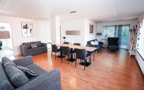 Chambre Familiale, 2 chambres, patio | Coin séjour | Télévision à écran plat de 32 pouces avec chaînes par câble, télévision