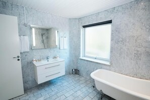 Chambre Familiale, 2 chambres, patio | Salle de bain | Douche, articles de toilette gratuits, sèche-cheveux, chaussons