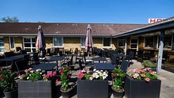 Se sirven desayunos, comidas, cenas y cocina regional