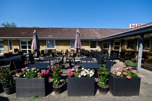 บริการอาหารเช้า อาหารกลางวัน อาหารเย็น, อาหารประจำภูมิภาค