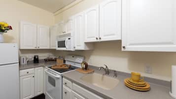 Luxury Suite, Private Bathroom (Bailey Suite) | Private kitchen | Fridge, coffee/tea maker, cookware/dishes/utensils