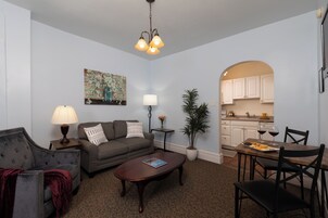 Luxury Suite, Private Bathroom (Bailey Suite) | Living area