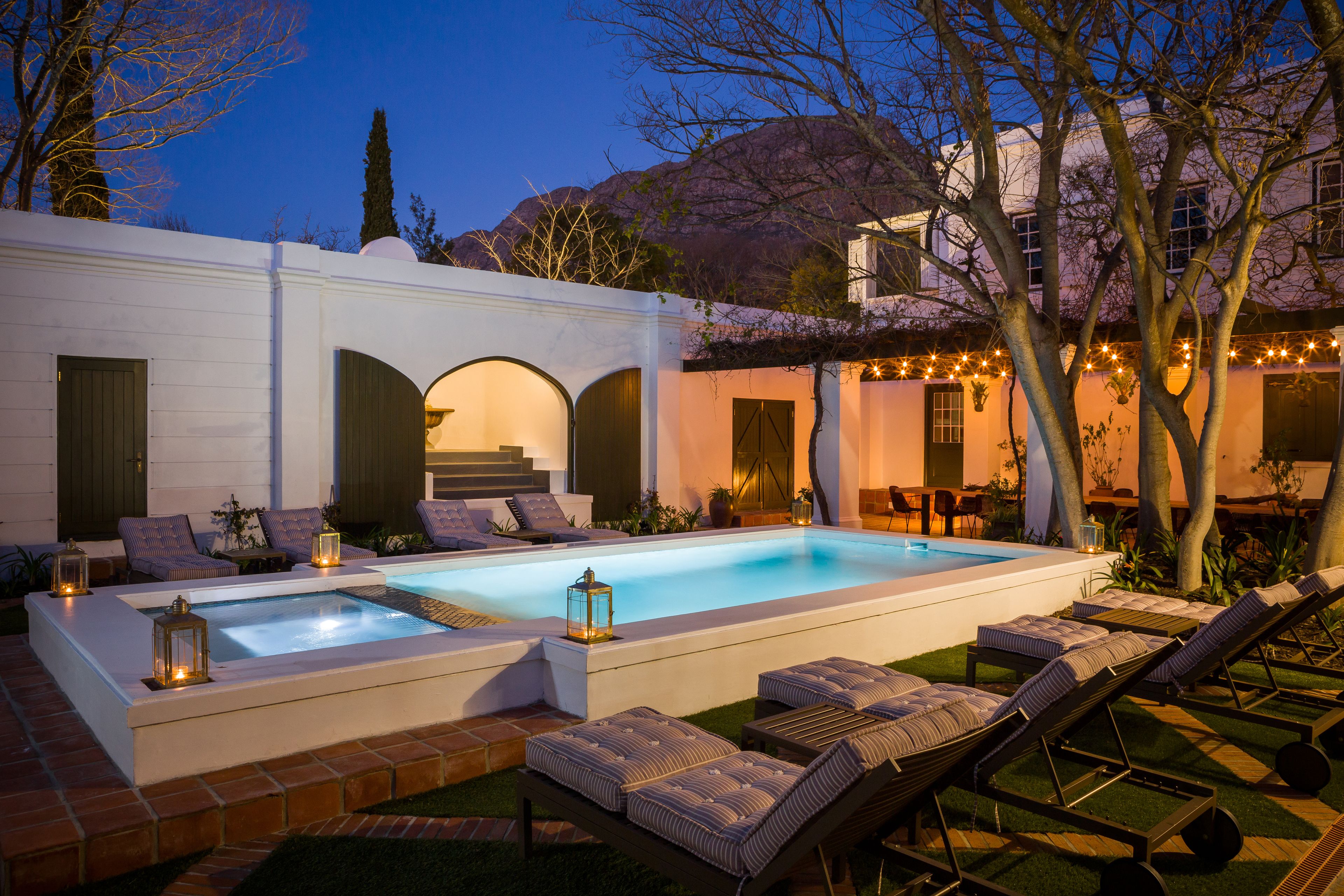 4 outdoor pools, pool loungers