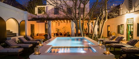 4 AuĂenpools, LiegestĂŒhle