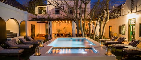 4 outdoor pools, pool loungers