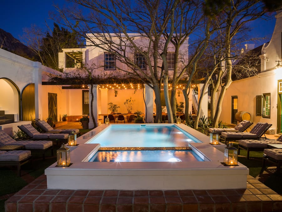 4 outdoor pools, pool loungers