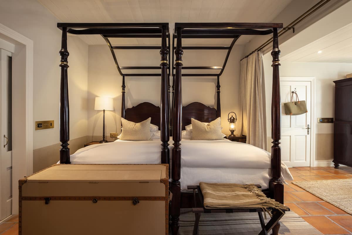 oortuiging b  | free minibar, in-room safe, desk, blackout curtains