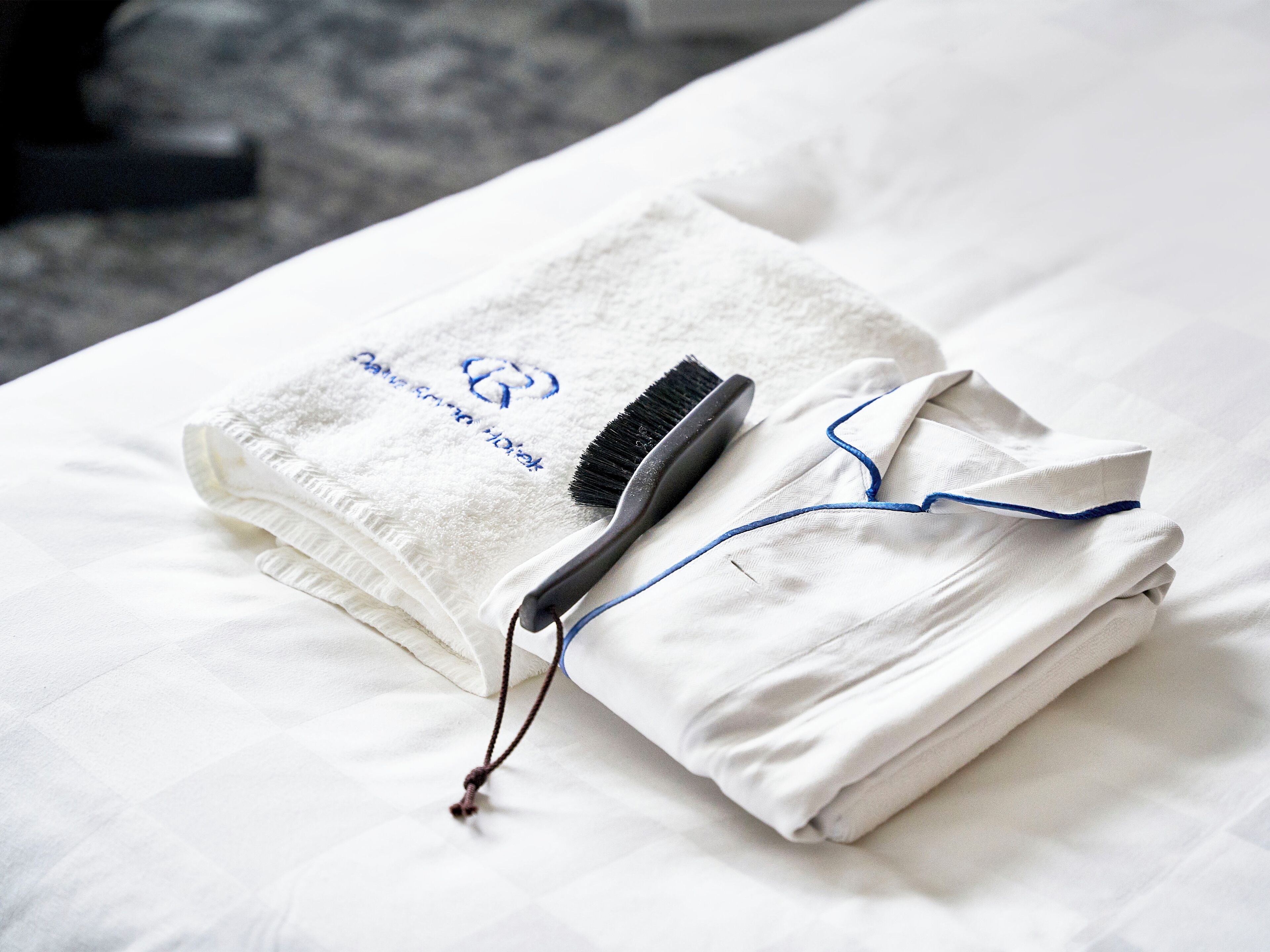 1 bedroom, desk, blackout curtains, soundproofing