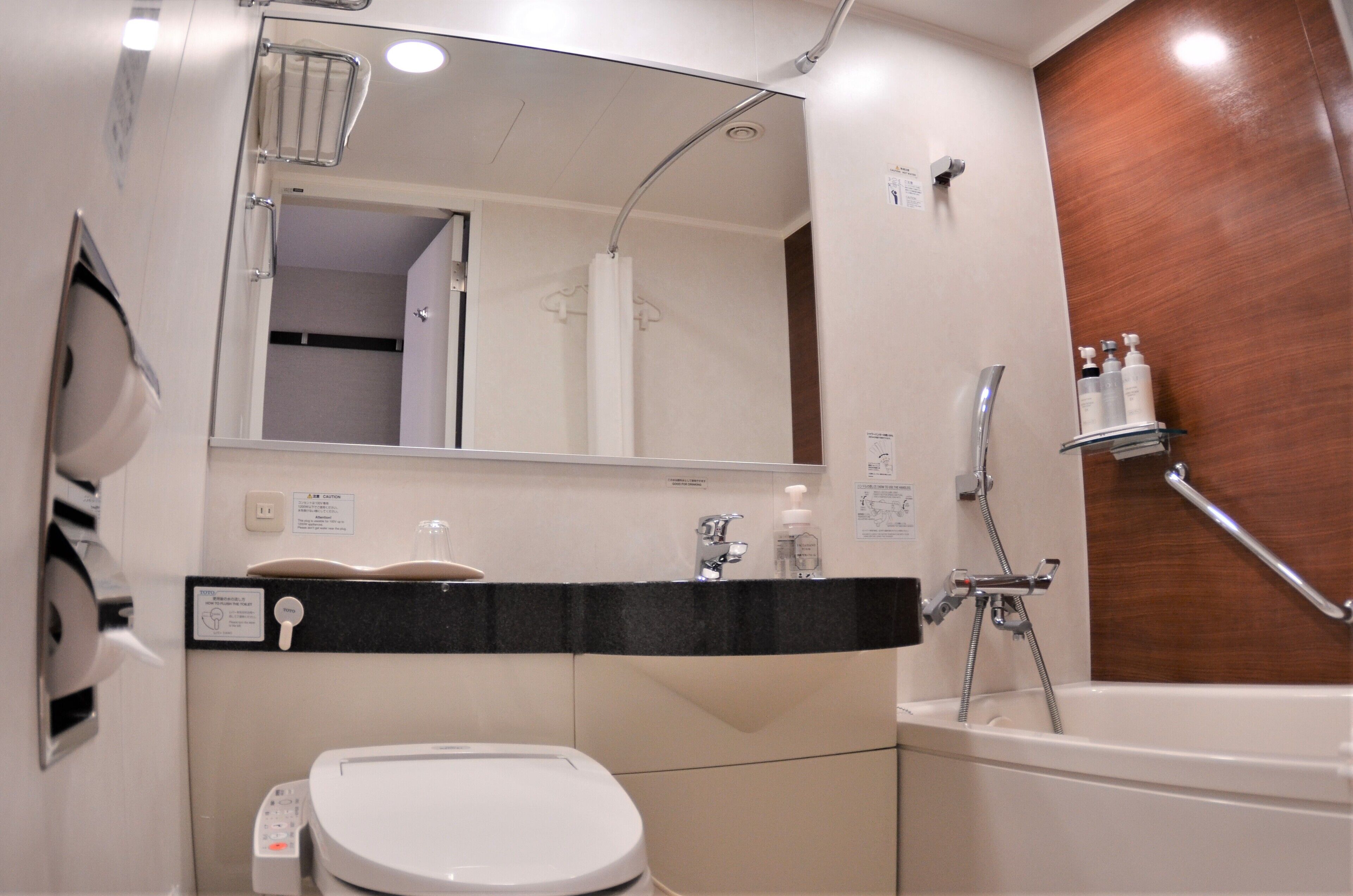 combined shower/bathtub, deep-soaking bathtub, free toiletries