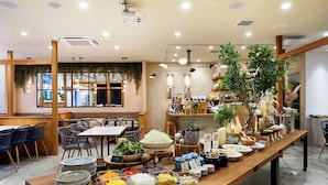 Un'attrezzatura per buffet con diversi cibi e un'area salotto con tavoli e sedie.