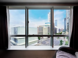 Cubrecamas, escritorio, cortinas blackout y sistema de insonorización