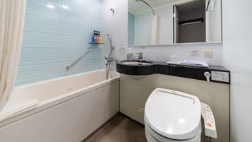 シャワー付き浴槽、深めの浴槽、バスアメニティ (無料)、ヘアドライヤー