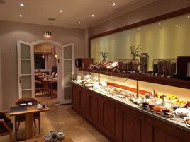 Desayuno buffet diario (EUR 18.5 por persona)