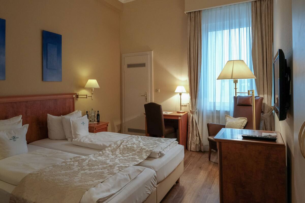 Sengetøy av topp kvalitet, minibar, safe på rommet og skrivebord
