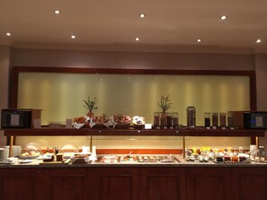 Se ofrece un desayuno bufé (18.5 EUR por persona)