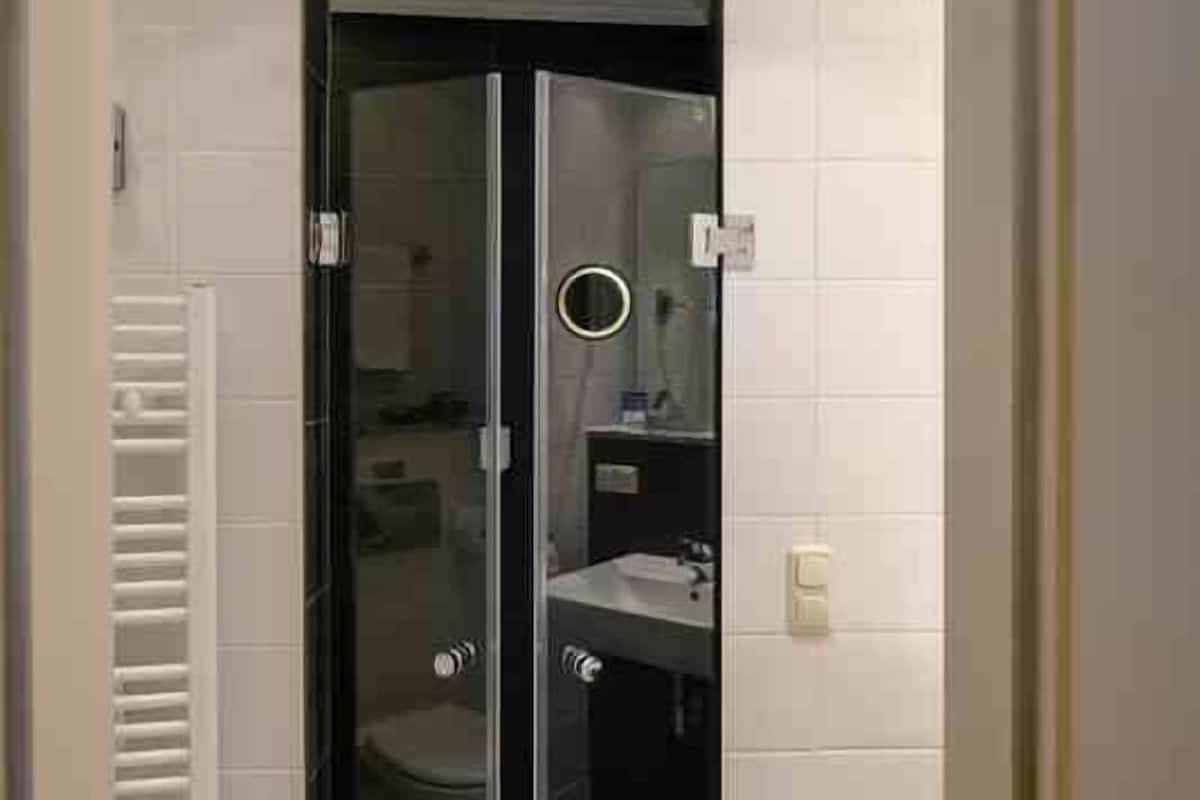 junior suite | bathroom | free toiletries, hair dryer, bathrobes, slippers