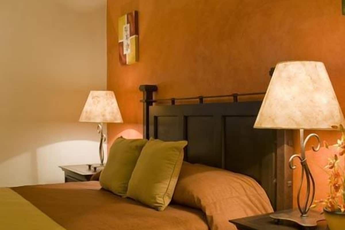 Condo, 2 habitaciones, vistas al mar | Edredón, camas con pillow-top y caja de seguridad en la habitación