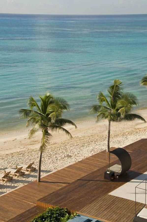 En la playa, camastros, sombrillas y toallas de playa 