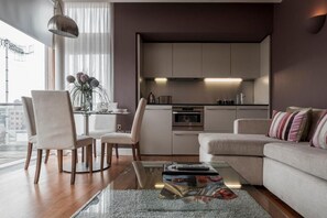 Caja fuerte, sistema de insonorización, tabla de planchar con plancha