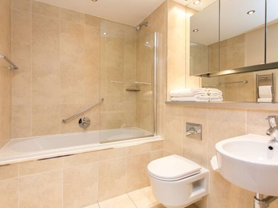 Un baño moderno con bañera, inodoro y lavamanos.