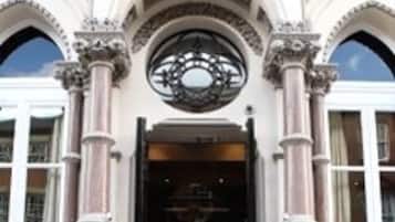 Pintu masuk properti