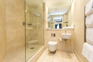 Standard Apartment, 1 King Bed | Bathroom | Shower, free toiletries, hair dryer, towels - The Chambers - Park Place - Apartments (Leeds)