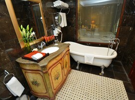 Bañera y ducha independientes, artículos de tocador gratuitos