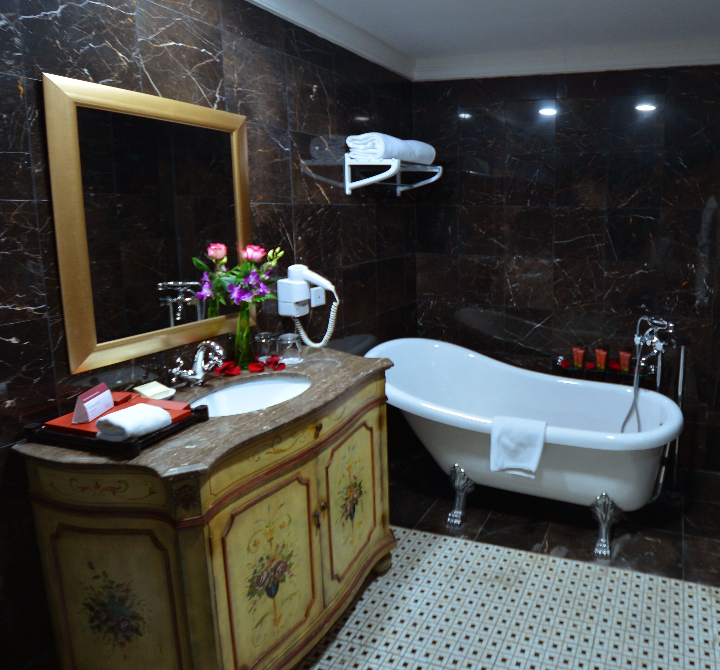 Foto - The Convention Center & Royal Suites Hotel