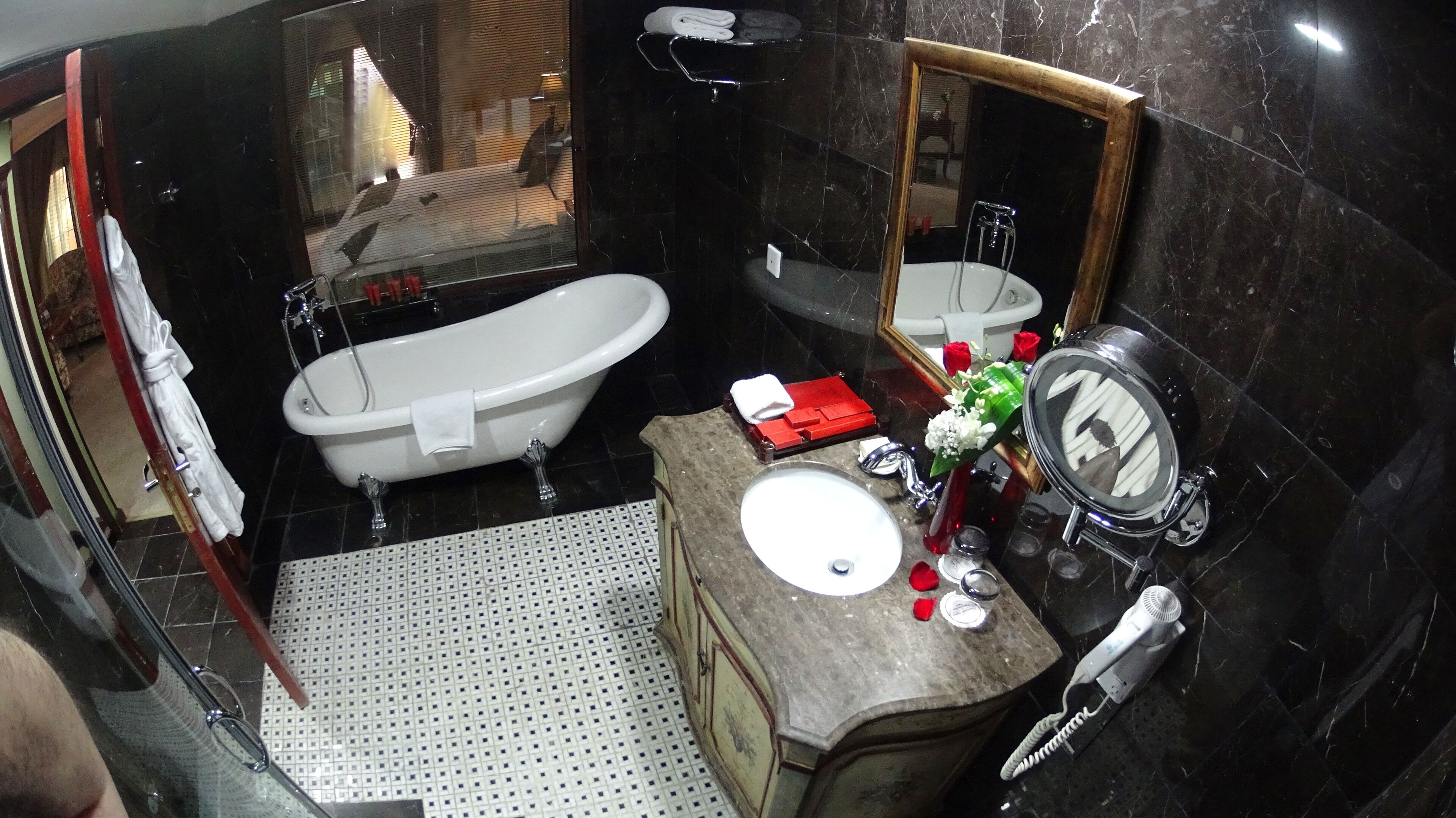 Foto - The Convention Center & Royal Suites Hotel