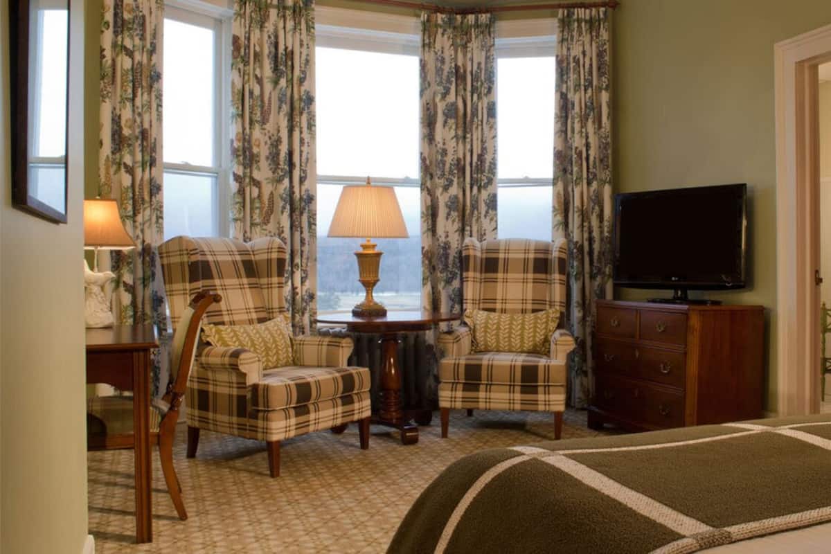 Deluxe Room, 1 King Bed, Mountain View | Premium bedding, down comforters, pillowtop beds, in-room safe