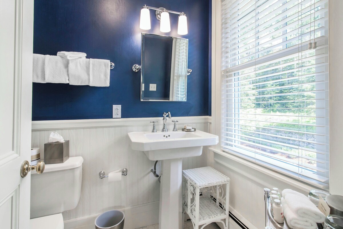 Amenidades de baño gratuitas, secadora de cabello, batas, toallas 