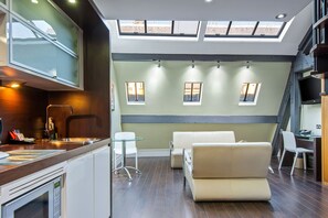 Loft Suite | Oppholdsområde | Flatskjerm-TV