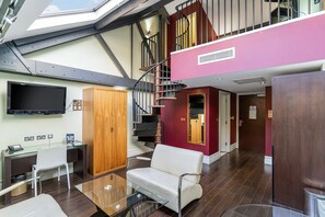 Loft Suite | Oppholdsområde | Flatskjerm-TV