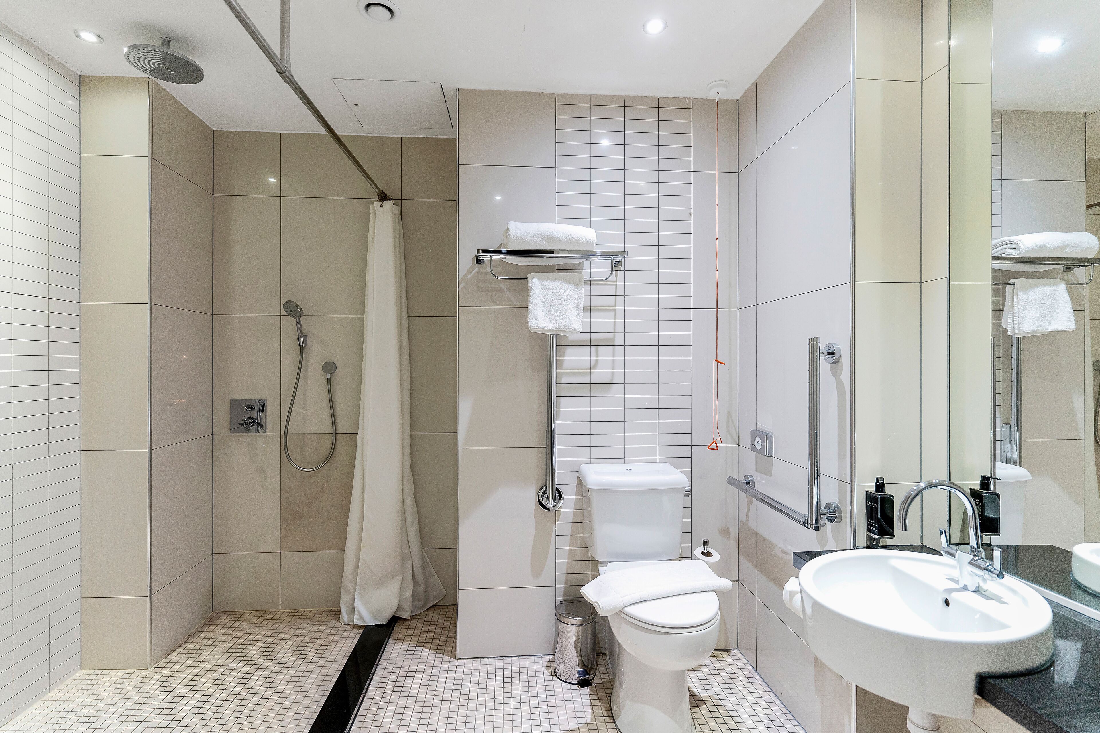 Smart Studio | Bagno | Set di cortesia firmato, asciugacapelli, asciugamani, sapone