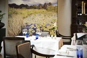 Se sirven desayunos y almuerzos, restaurante con mesas al aire libre 
