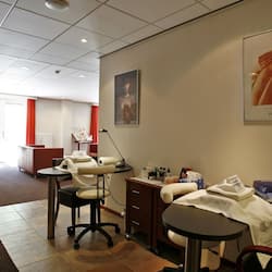 Sauna, body treatments, aromatherapy, hot stone massages, body wraps