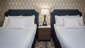 Bộ đồ giường cao cấp, bàn, khu vực làm việc phù hợp cho laptop 