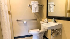 Shower, hair dryer, towels - Stone Villa Inn (San Mateo)