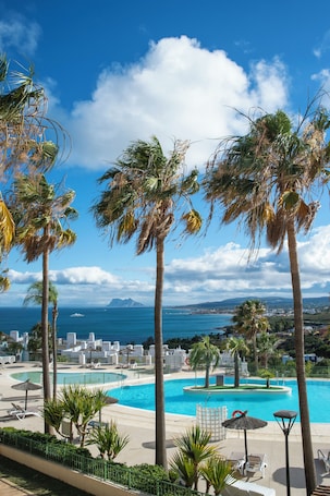 2 piscinas al aire libre, sombrillas, sillones reclinables de piscina. Pierre & Vacances Resort Terrazas Costa del Sol