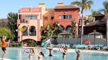 2 Außenpools, Sonnenschirme, Liegestühle