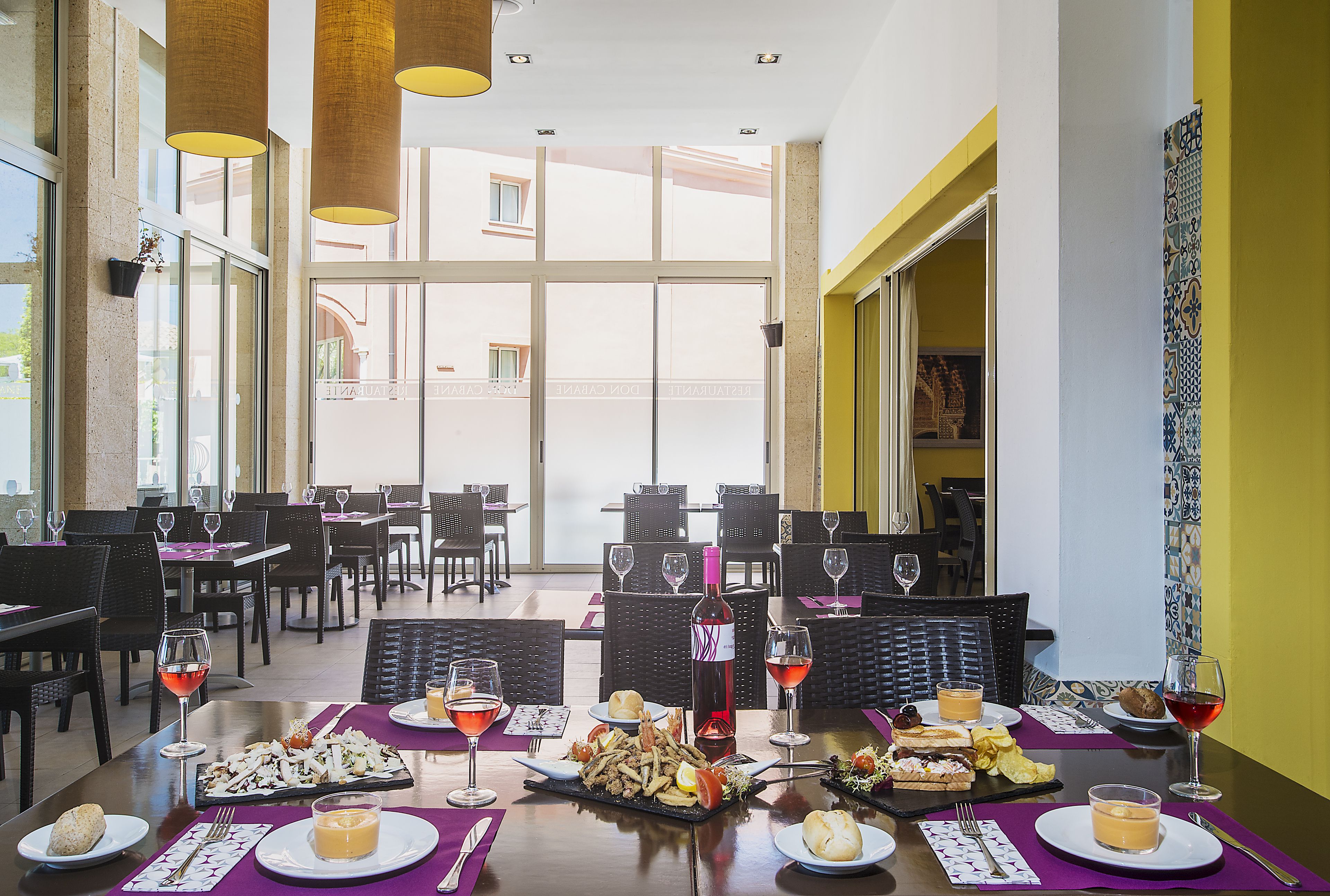 Un restaurante con varias mesas dispuestas para comer, que ofrece una variedad de platos y bebidas.