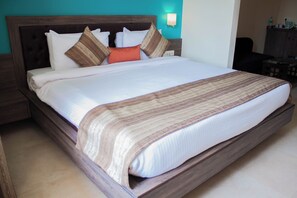 Minibar, in-room safe, desk, laptop workspace - Pride Sun Village Resort & Spa (Arpora)