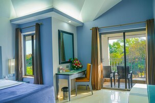 Luxury Suite | Minibar, in-room safe, desk, blackout drapes