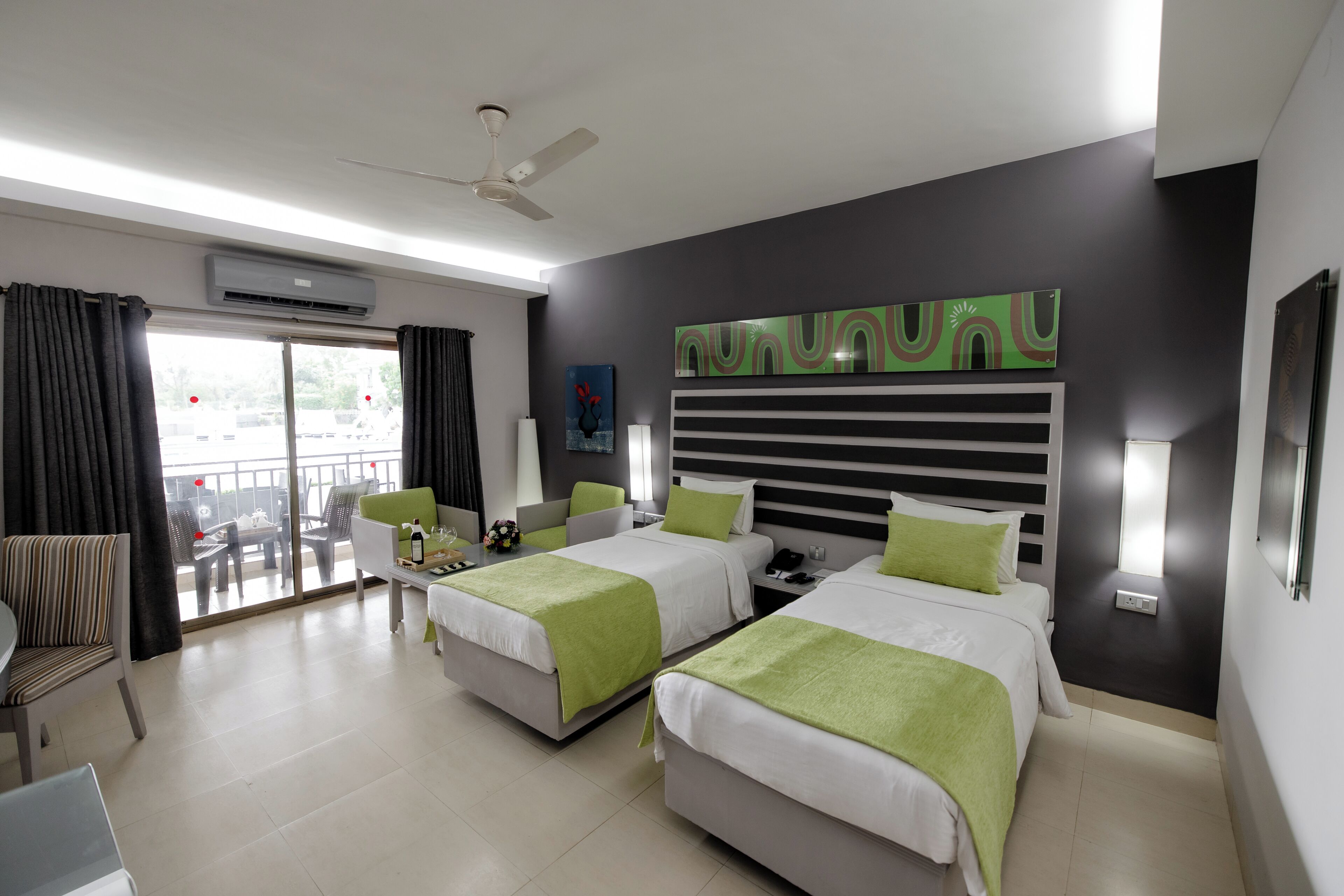 Une chambre d’hôtel avec deux lits, un balcon et un design moderne.