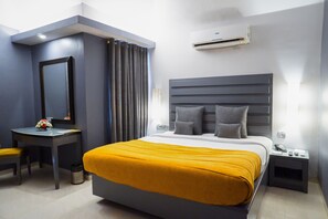 Suite luxueuse, vue sur la piscine | Minibar, coffre-fort, bureau, rideaux d’obscurcissement