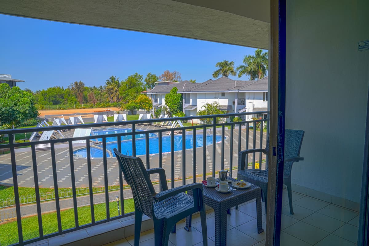Deluxe Pool View Room