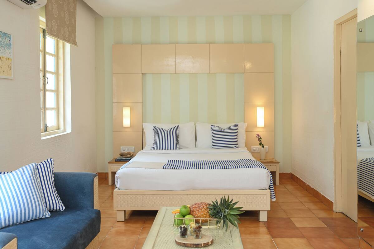 Deluxe Room | Minibar, in-room safe, desk, iron/ironing board