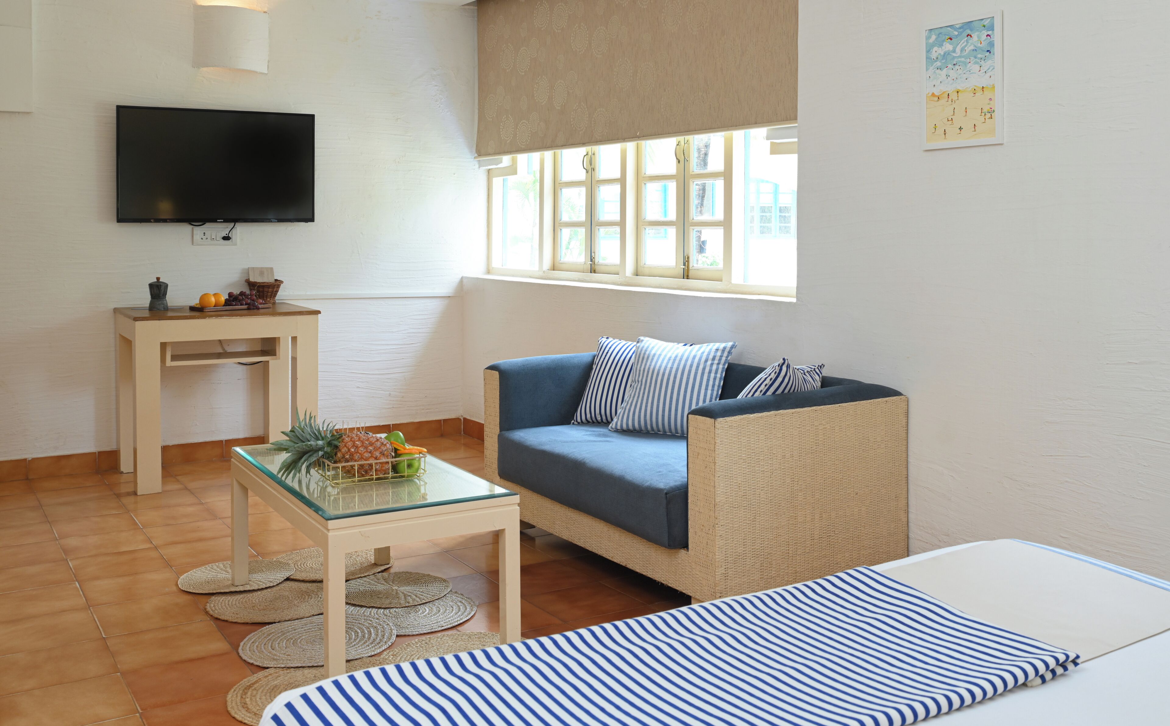 Deluxe Room | Minibar, in-room safe, desk, iron/ironing board